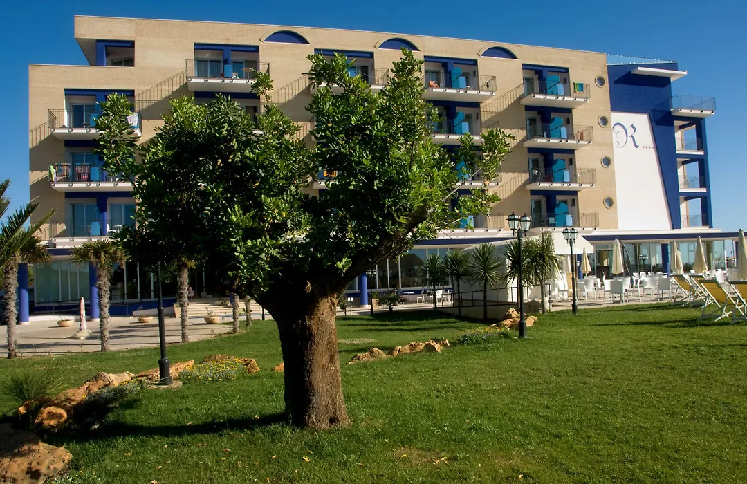 Roses Hotel-1